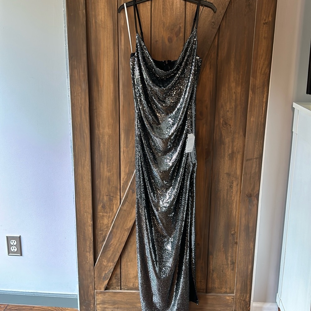 NWT Lulu’s sequined long gown